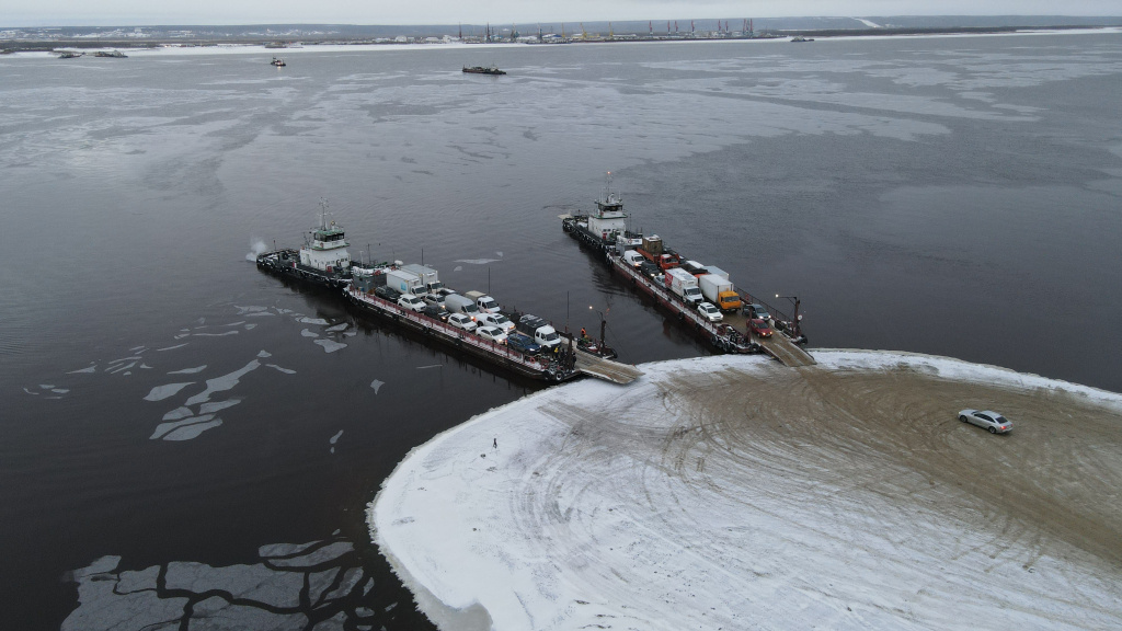 Паромная переправа Салехард-Лабытнанги / Фото: Пресс-служба департамента транспорта и дорожного хозяйства ЯНАО  📷
