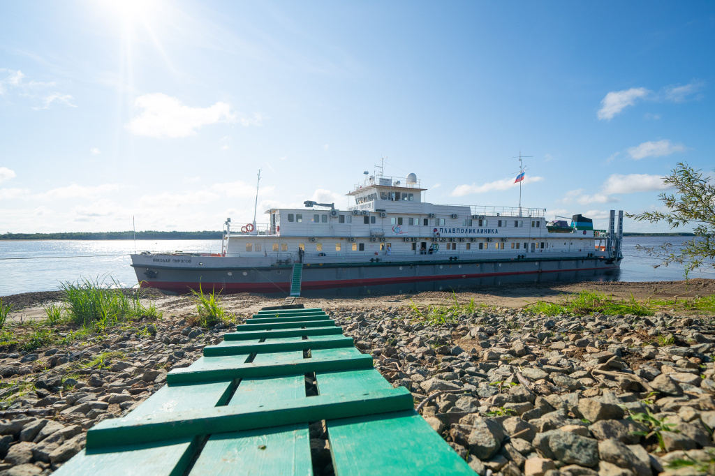 В отдаленные северные поселки и медикам приходится добираться по реке / Фото: Центр социальных медиа Югры  📷

