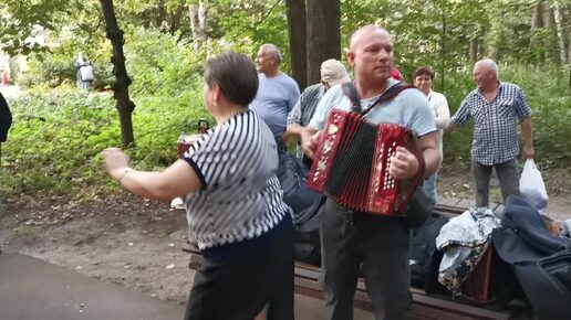 Скачать видео: Измайловский пятачок, Гармонист Николай Кадушкин и Алексей Долматов