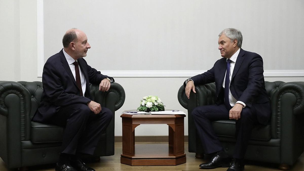 Во время встречи с Вячеславом Володиным Пьер де Голль объявил, что готов перебраться из Парижа в нашу столицу. Фото: Пресс-служба ГД РФ