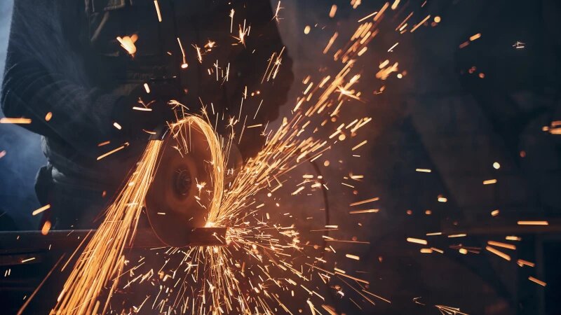     Сварка. Рабочий. Завод. Искры. ArtPhoto_studio / freepik