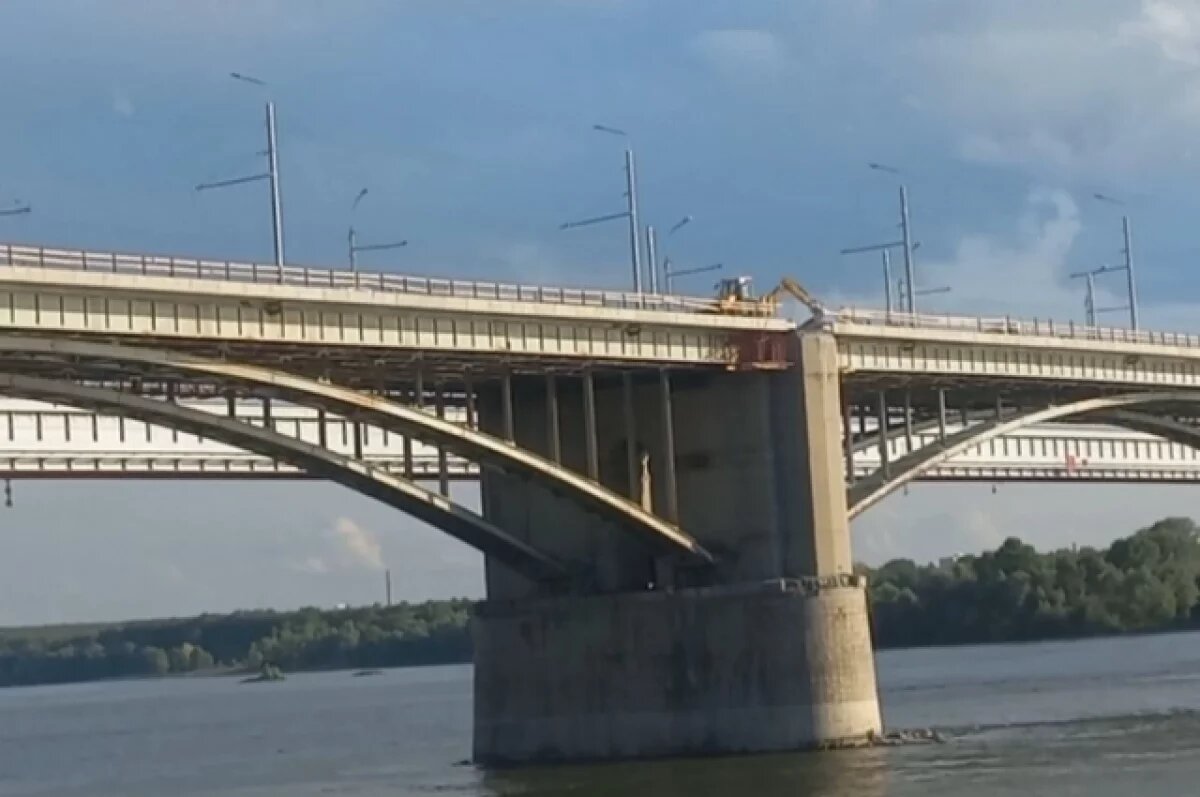    В Новосибирск ДТП на Октябрьском мосту спровоцировало огромную пробку