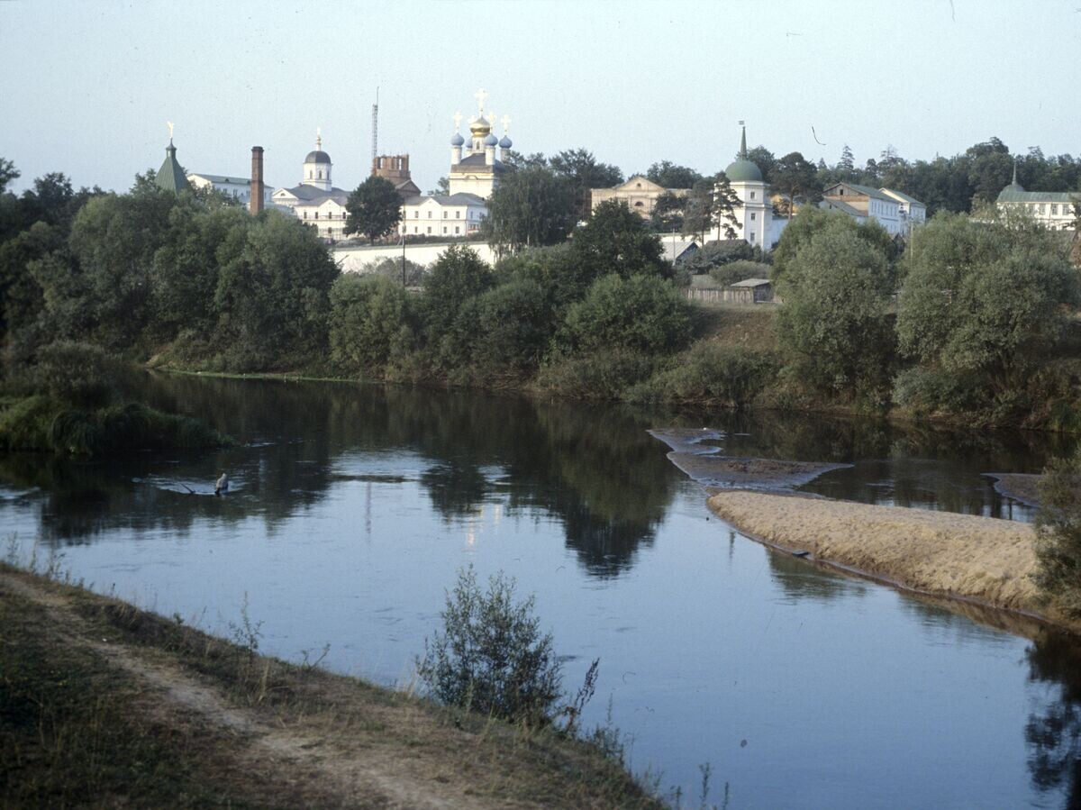    Вид на Свято-Введенский монастырь Оптина пустынь© РИА Новости / Юрий Кавер