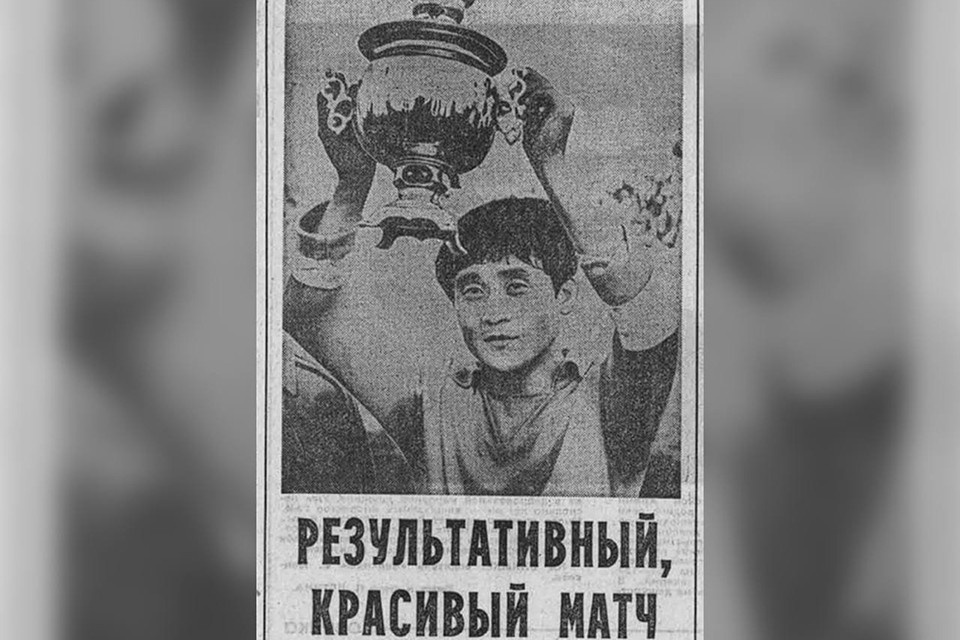    Лучший игрок сборной КНДР с русским самоваром. Фото: П.Петина, «Алтайская правда»