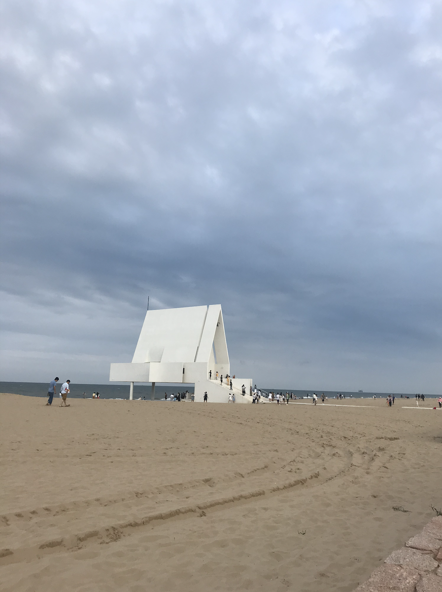 Затейливое белое здание, которое оказалось библиотекой на пустынном пляже Южно-Китайского моря.