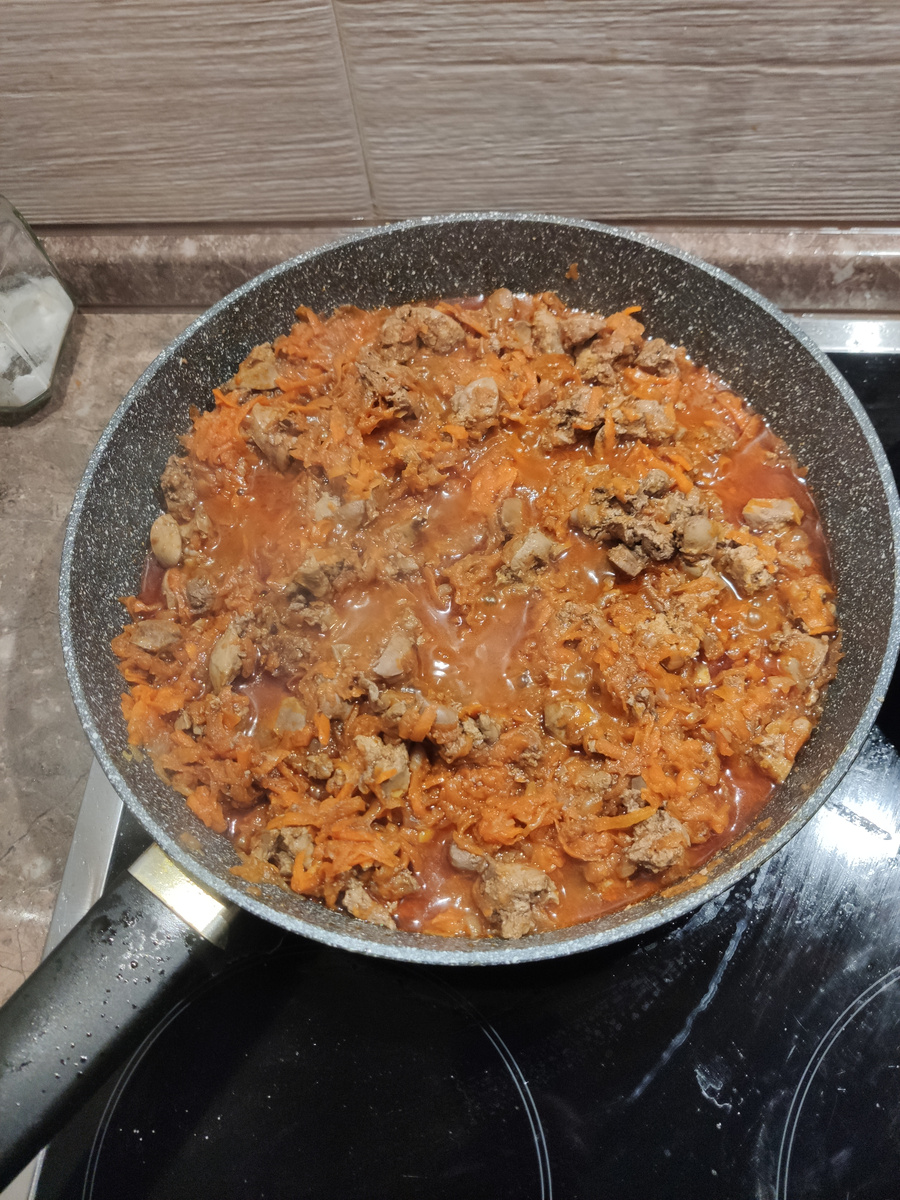 Куриная печень, тушеная с луком и морковью