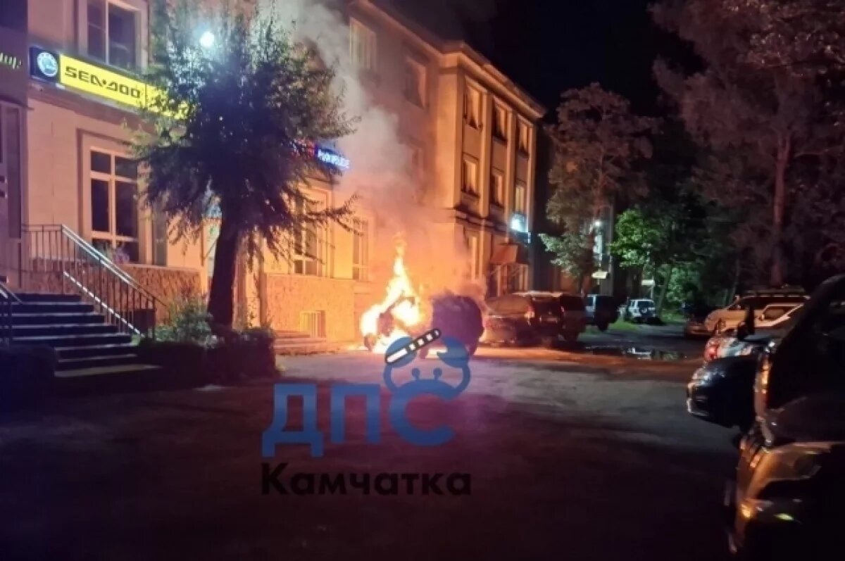    В Петропавловске-Камчатском ночью облили и подожгли автомобиль BMW X5