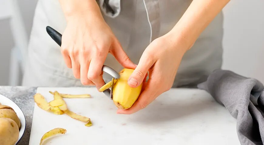   Чистить картошку удобно овощечисткой, но вполне подойдет и короткий нож (Shutterstock/FOTODOM)