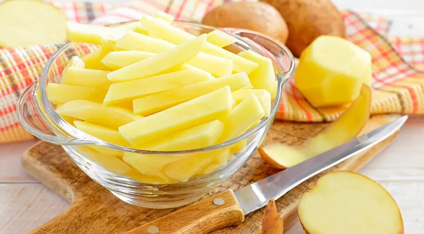   Крупные брусочки картофеля варятся 10–15 минут (Shutterstock/FOTODOM)