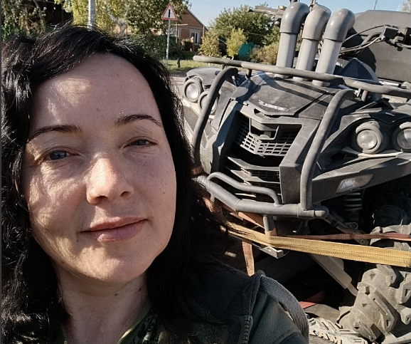 Член нашей команды, а по совместительству моя жена Жанна. И квадроцикл. 