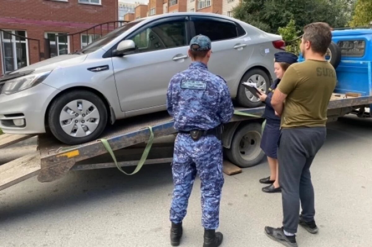    За крупный долг машину жителя Новосибирской области арестовали и увезли