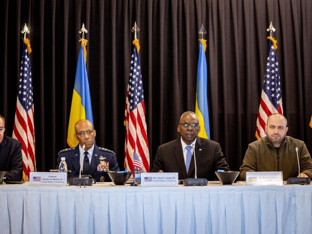   Министр обороны США Ллойд Остин на пресс-конференции после встречи союзников Киева на базе Рамштайн в Германии© AP Photo / Michael Probst