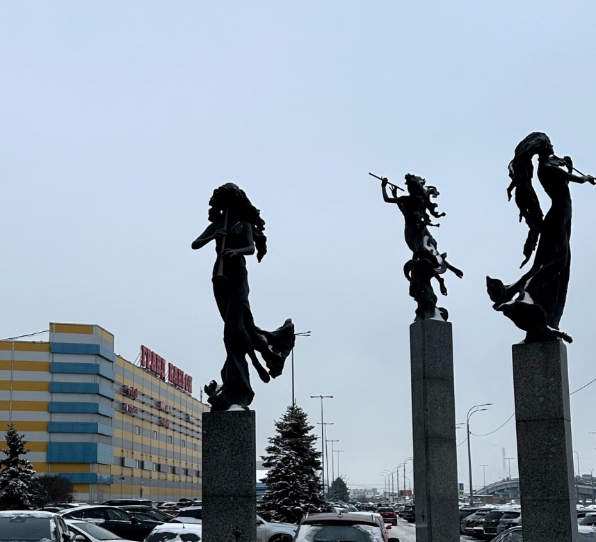 Гранд Каньон окружен разными скульптурами.