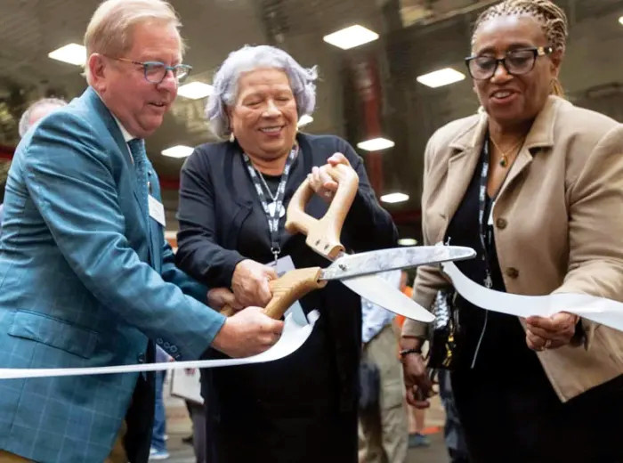 Слева направо: президент ANA Том Урам, директор Монетного двора США Вентрис Гибсон и губернатор ANA Филлис Росс перерезают ленту, ознаменовывая официальное открытие Всемирной денежной ярмарки 2024 года в Роузмонте, штат Иллинойс.