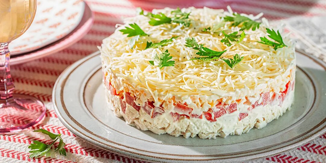 Салат с куриной грудкой, сыром и помидорами, пошаговый рецепт с фото на 318 ккал