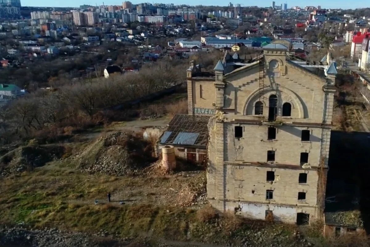    Мельница стоит на площадке, за которой начинается склон к речке Желобовке.