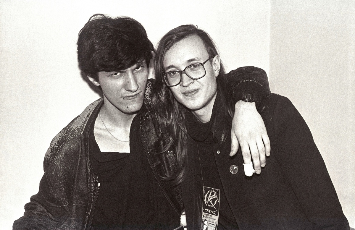    Настоящее имя Егора Летова — Игорь. Он родился в Омске 10 сентября 1964 года в семье военного. Увлекаться музыкой Летов начал в старших классах. Его первым рок-проектом стал коллектив «Посев», участники которого исполняли гаражный панк и панк-рок / Legion-Media