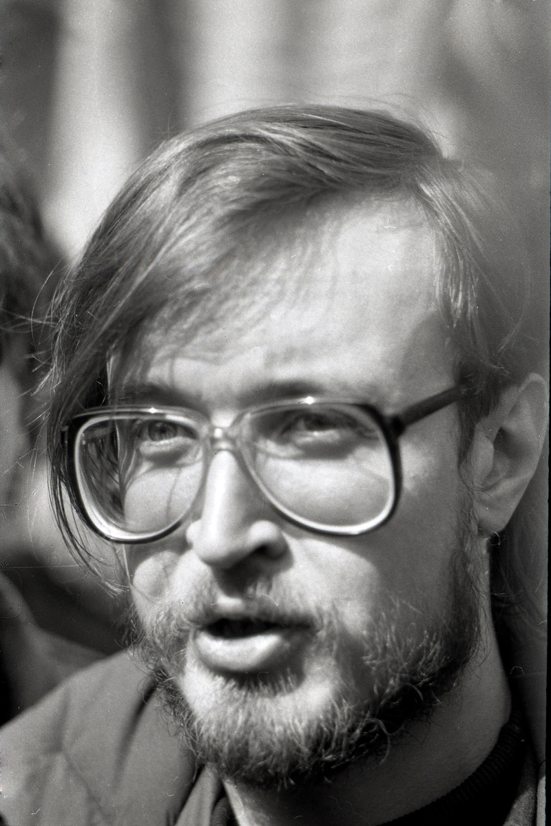    В 1984 году Летов вместе с музыкантом Константином Рябиновым создал коллектив «Гражданская оборона», известный также под названиями «ГрОб» и «ГО». Первыми альбомами группы считаются «Поганая молодёжь» и «Оптимизм» / Legion-Media