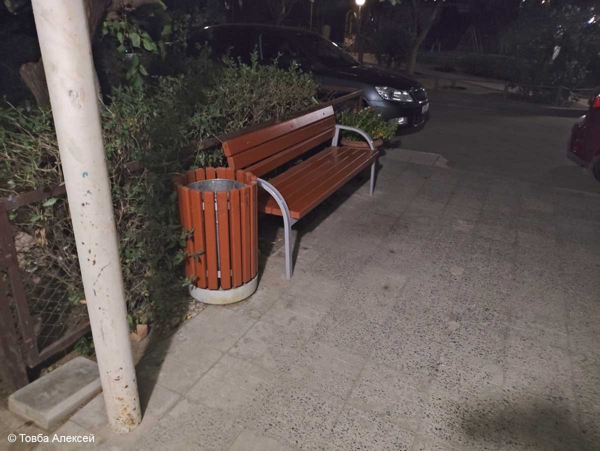 Еще свеженькие от новизны лавочки у подъезда.