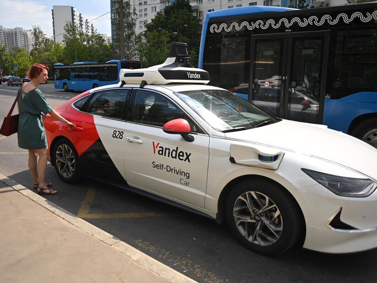    Пользователь приложения "Яндекс Go" садится в беспилотное такси© РИА Новости / Кристина Кормилицына