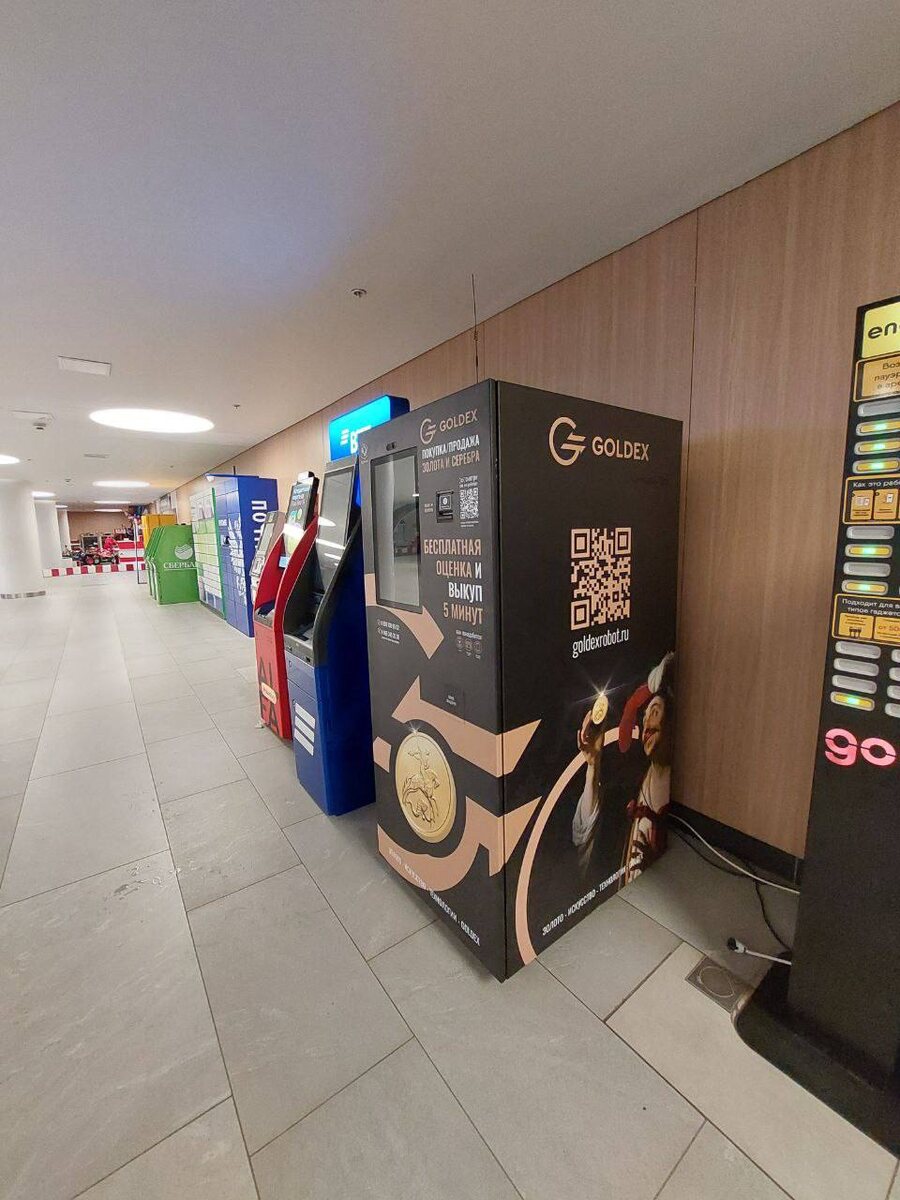 Вход с парковки со стороны Киевского шоссе, -1 этаж