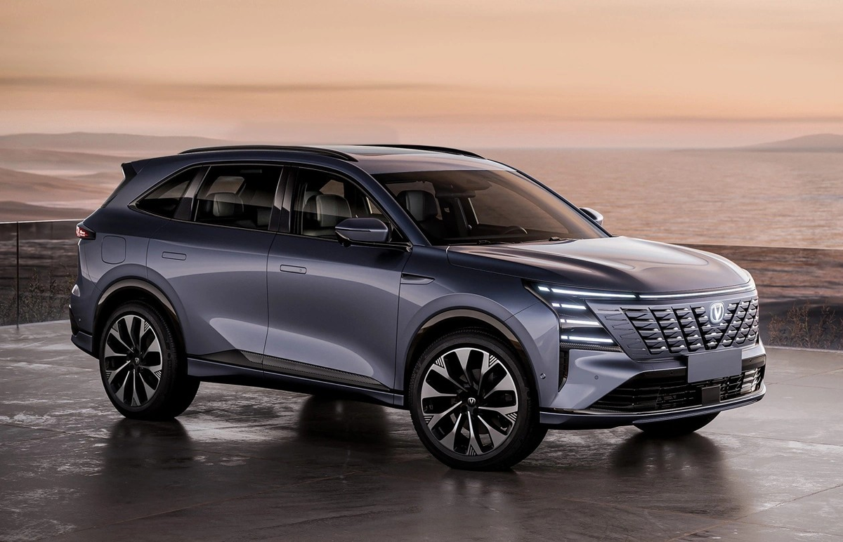 Новый Changan CS75 Plus третьего поколения на рекламной картинке