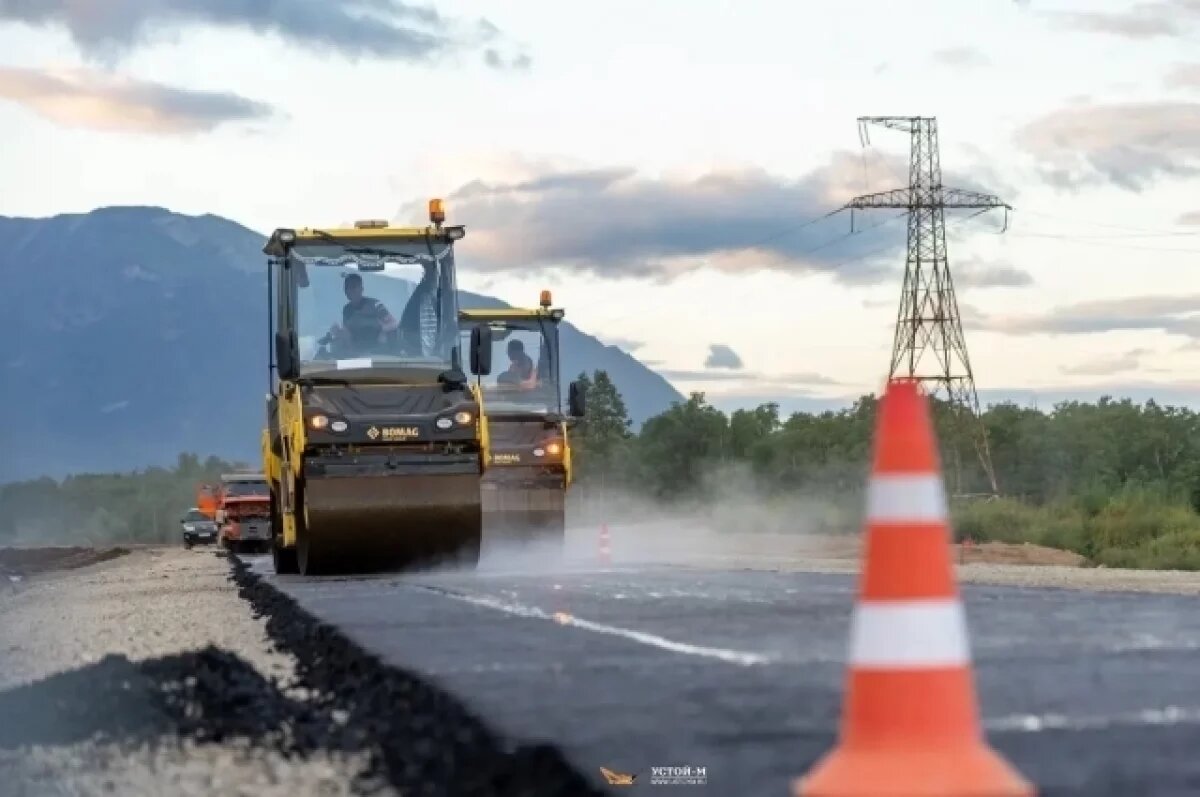    Асфальт начали укладывать на участке дороги к Вилючинскому перевалу