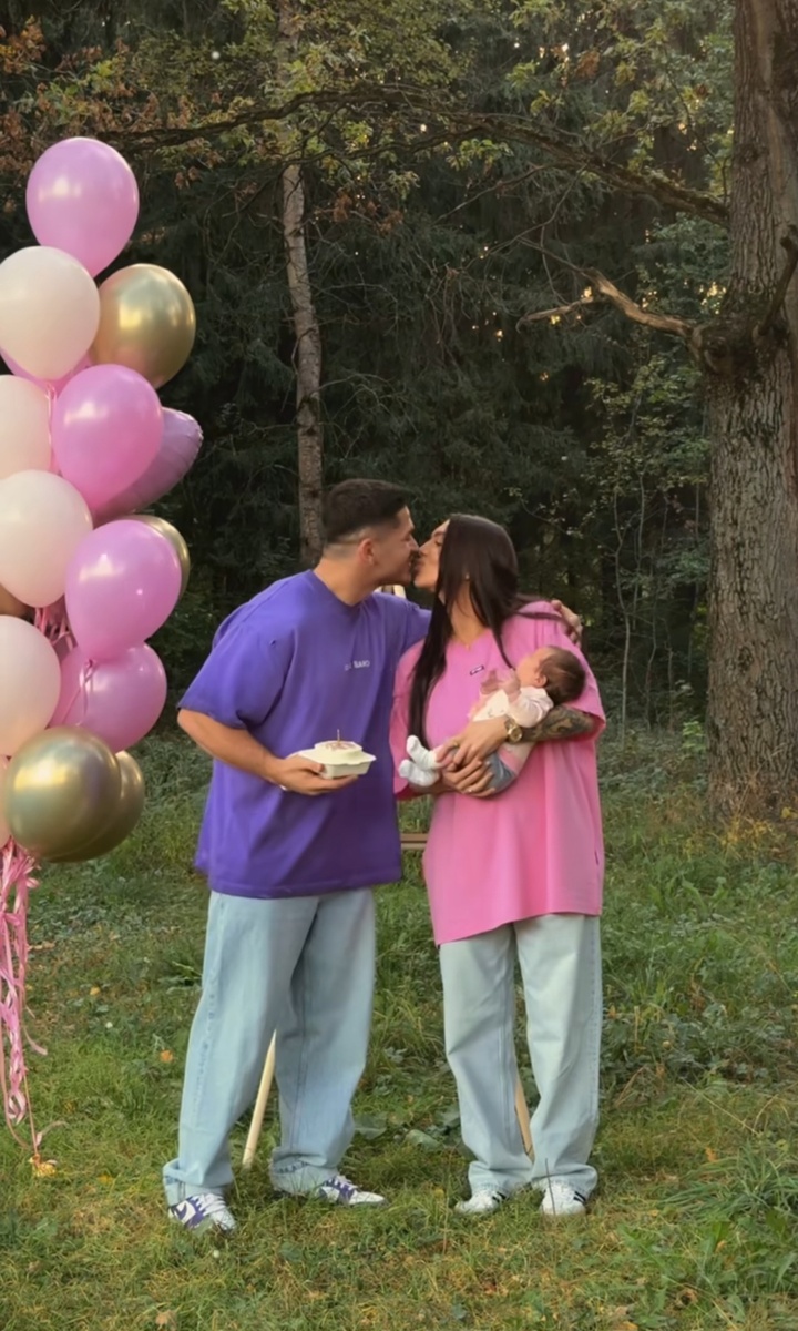 Татьяна и Роман с дочкой 