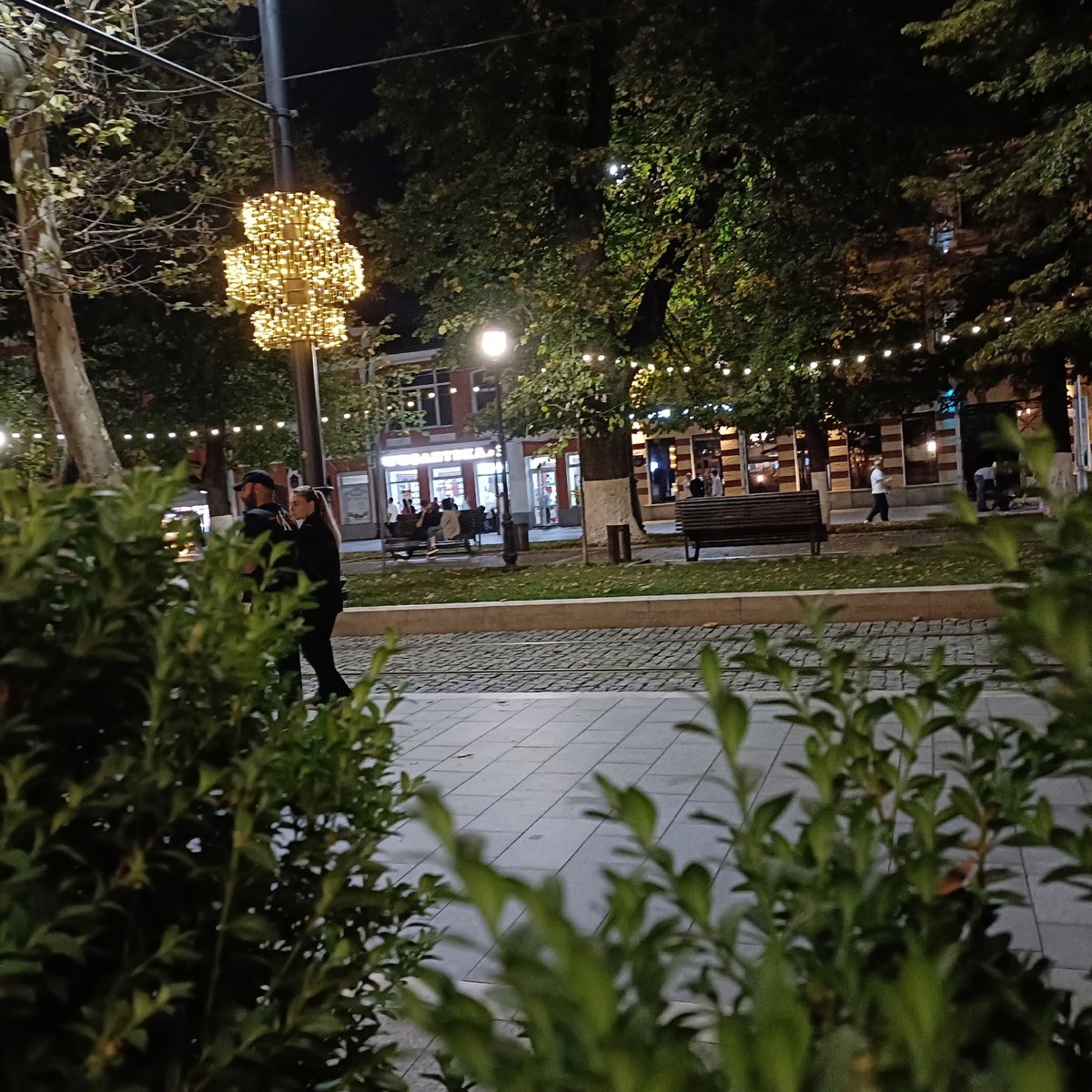 Вид на главную пешеходную улицу Владикавказа с летней веранды