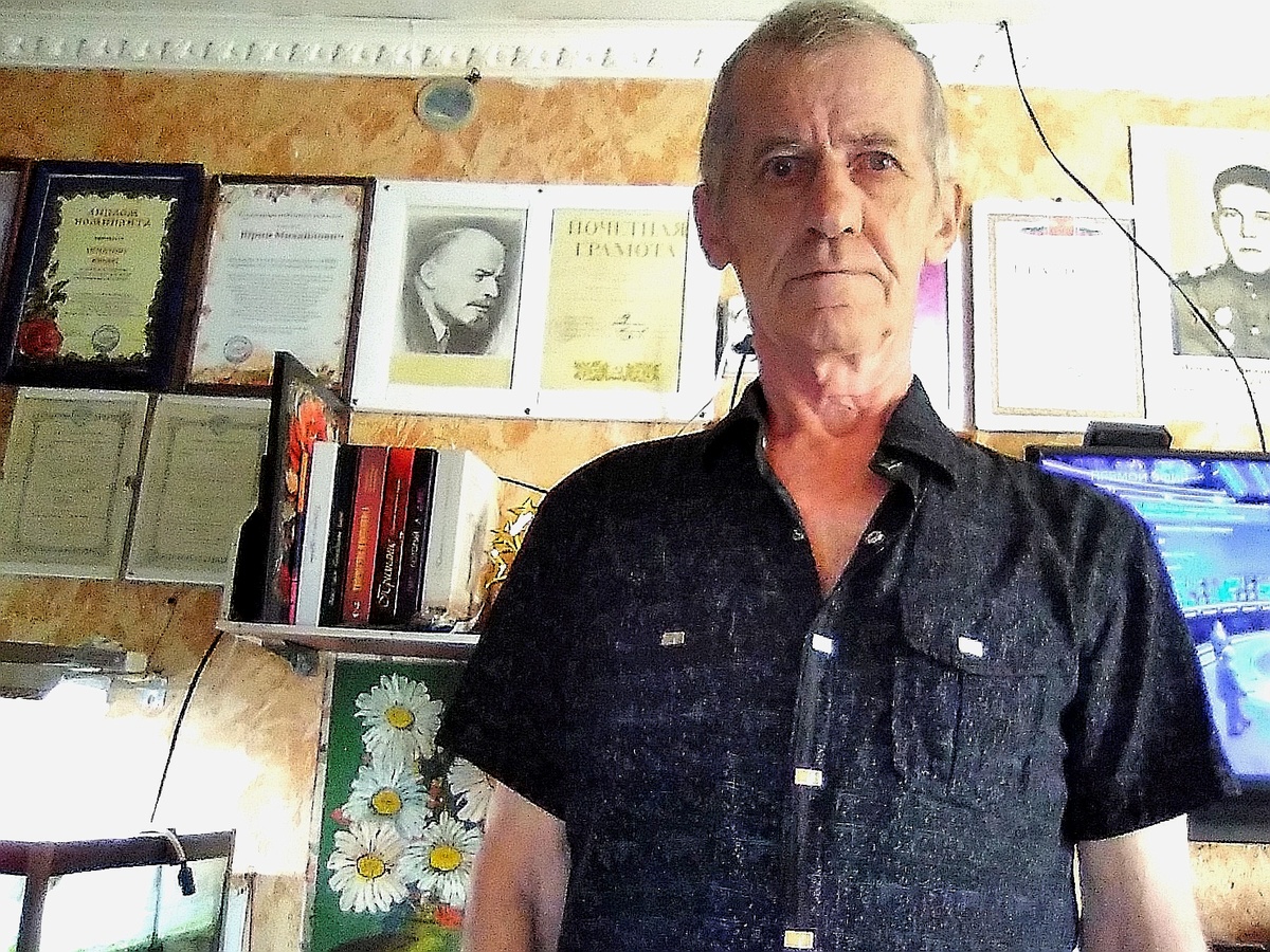 Юрик собственной персоной, а позади полка с сборниками в которых я напечатал свои произведения.....