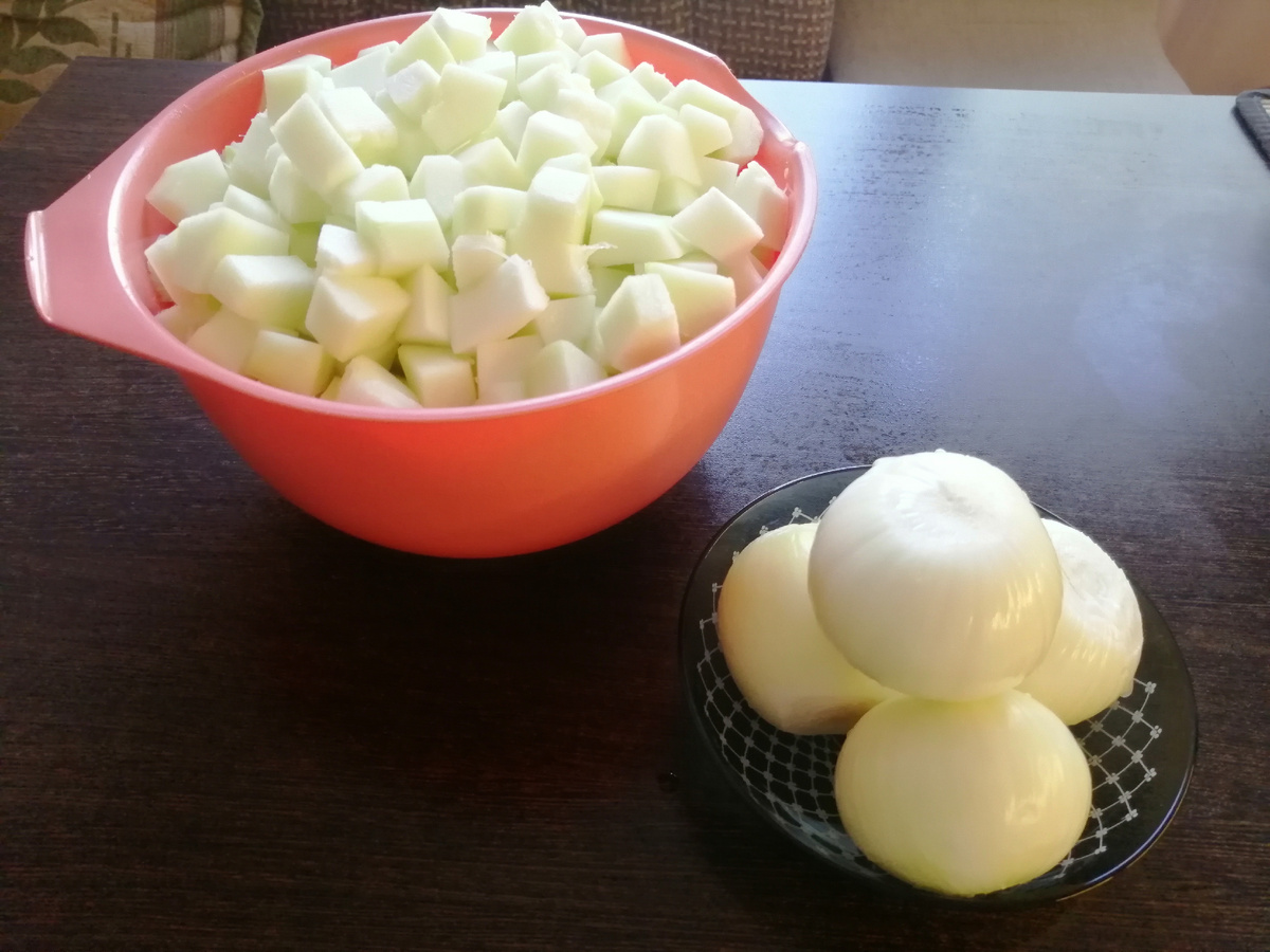 1,5 кг кабачков и 0,5 кг лука