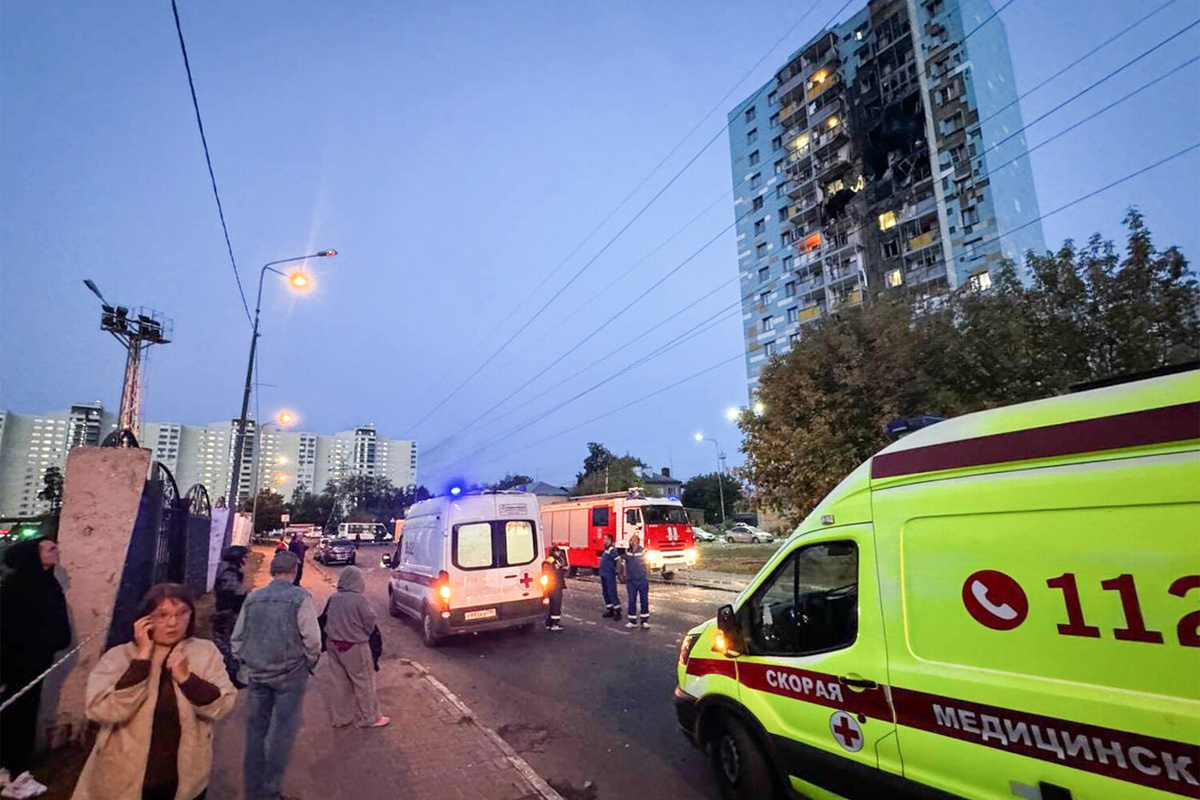 Автомобили скорой помощи и пожарной службы на месте попадания БПЛА в многоквартирный дом в Спортивном проезде в Раменском, 10 сентября 2024 года ©Алексей Штокал/ТАСС  📷