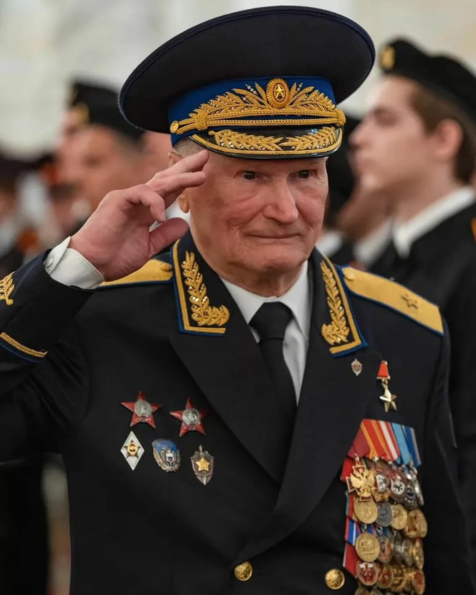 На фото: Герой Советского Союза (1986), советский и российский сотрудник органов государственной безопасности. Командир Группы «А» («Альфа») КГБ СССР — ГУО России (1977—1988; 1992—1995). Генерал-майор Геннадий Николаевич Зайцев