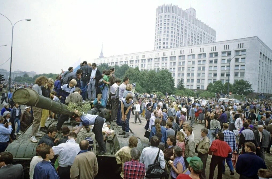 Митингующие возле Белого дома 1991 год