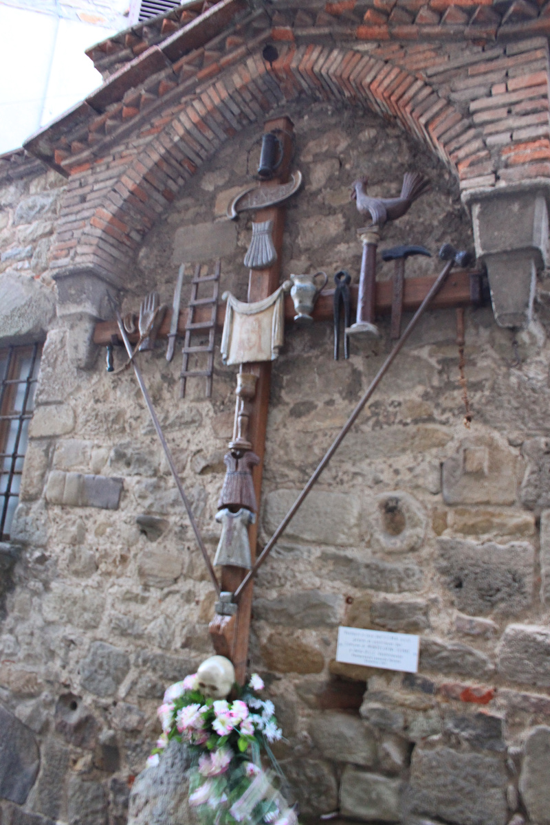 Фотография орудий Страстей Христовых на внешней стене жилого дома. Италия