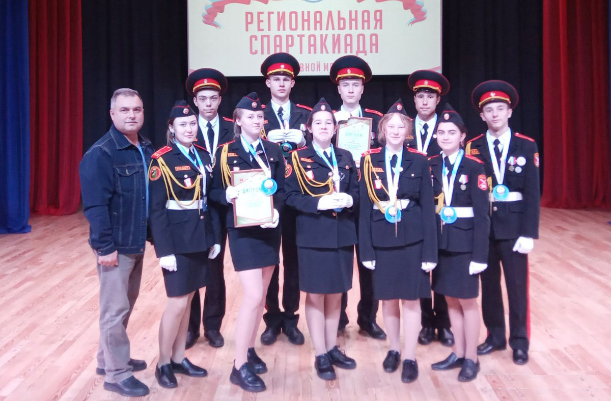 Дмитрий Черепанов (слева) курирует кадет Плехановской школы, воспитывая в них любовь к Родине, мужество и упорство