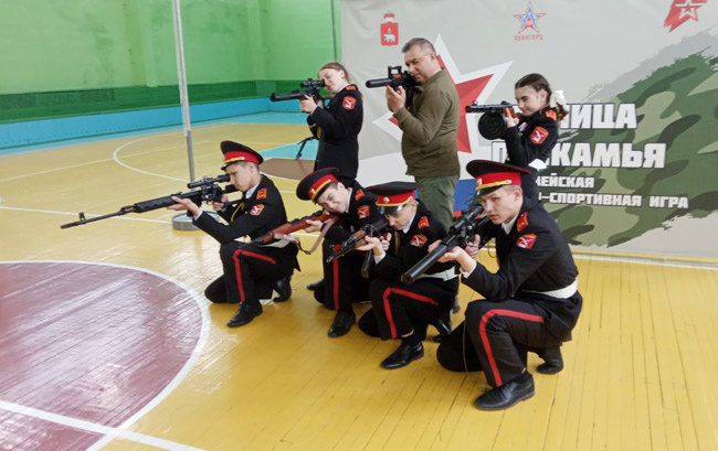 Дмитрий Черепанов на своём примере показывает кадетам, как правильно держать оружие в руках