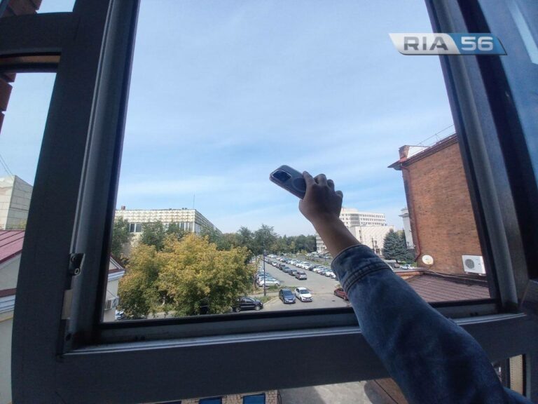    iPhone в окно. В Оренбурге девушка из ревности выкинула телефон подруги с 11 этажа Белов Михаил Александрович