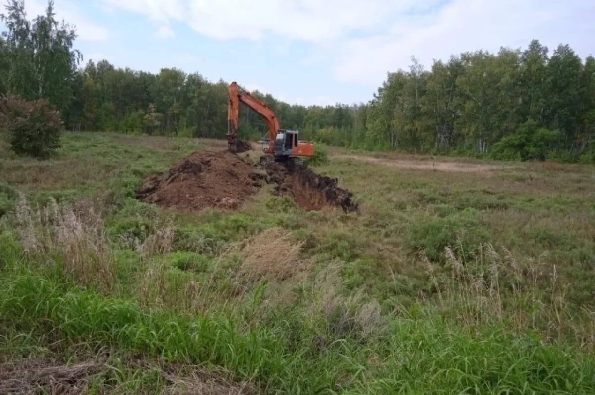    Под Омском роют траншею, чтобы отвести воду, которая топит сёла