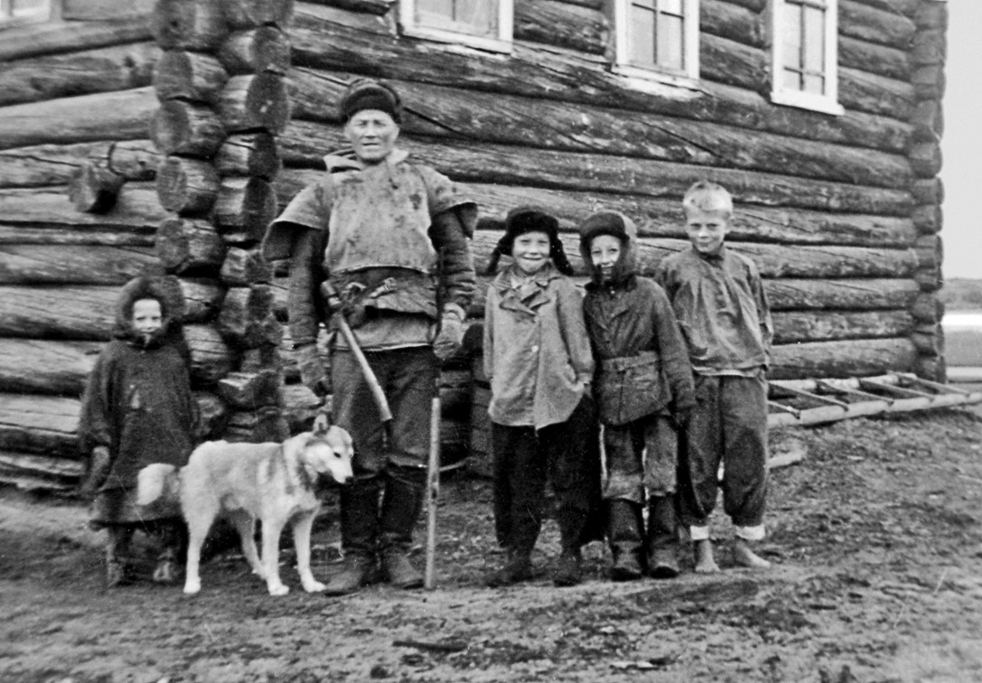 Охотник-ижемец в лузане и дети. Фото: Институт этнологии и антропологии РАН.