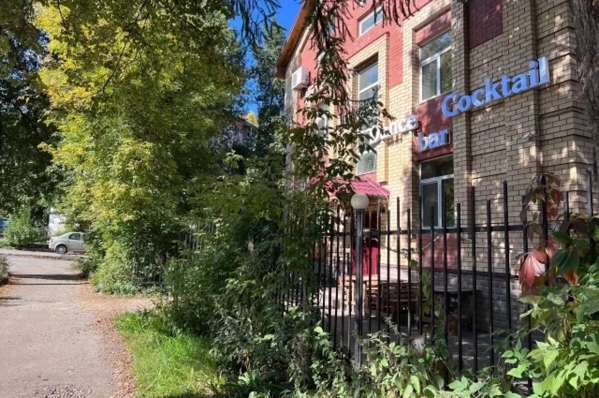    Заведение находится на улице Николая Островского неподалёку от Южной дамбы