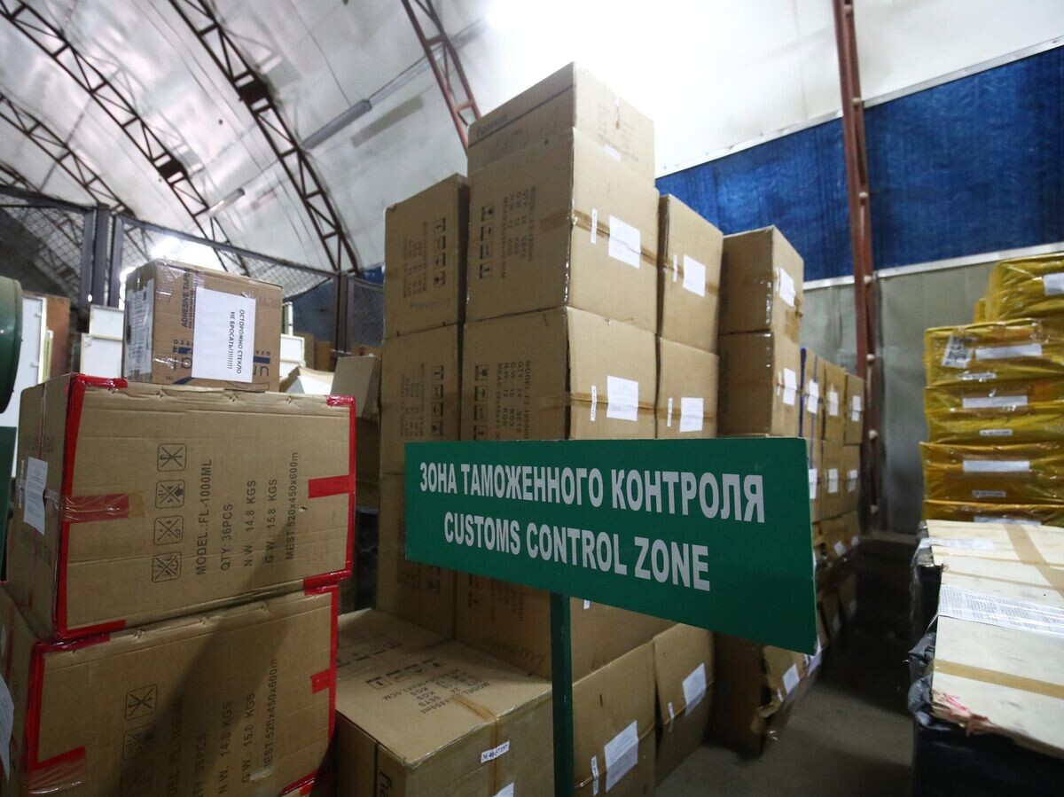    Склад в зоне таможенного контроля, где размещаются товары, перемещаемые с нарушением законодательства© РИА Новости / Кирилл Брага