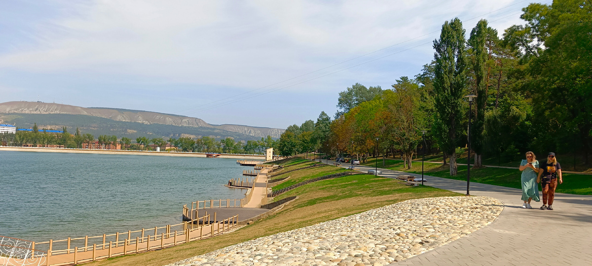 Другая остановка находится там, где с левой стороны на фотографии виднеется синяя крыша какого-то здания. Если вы хотите сразу купаться, то с той остановки до пляжа дойдете быстрее. 