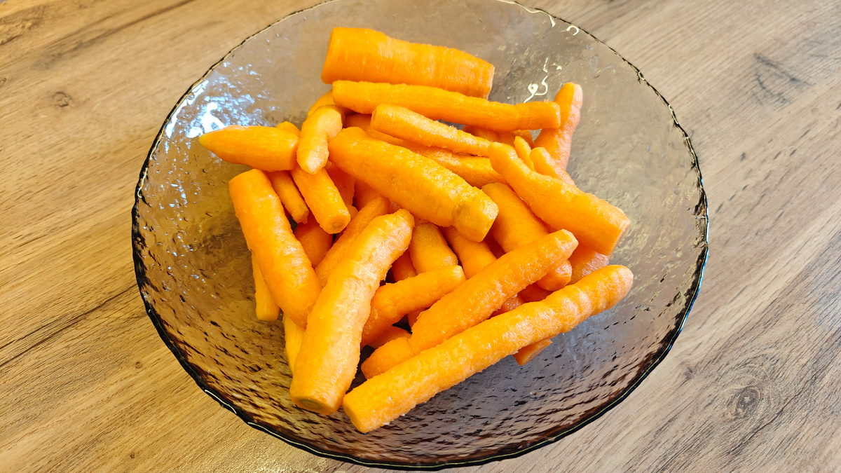 В первую очередь в использование идёт мелкая морковь, которая не может долго храниться. 