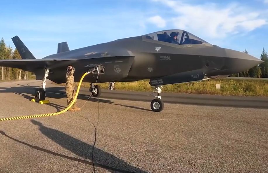 Конечно, все эти замечательные картинка небольшой плод воображения. Работоспособность Ф-35, и без того не слишком хорошая, сильно привязана к качеству аэродрома и обслуживания. Это не рабочая лошадка, а золотой премиальный конь. Фото ВВС США