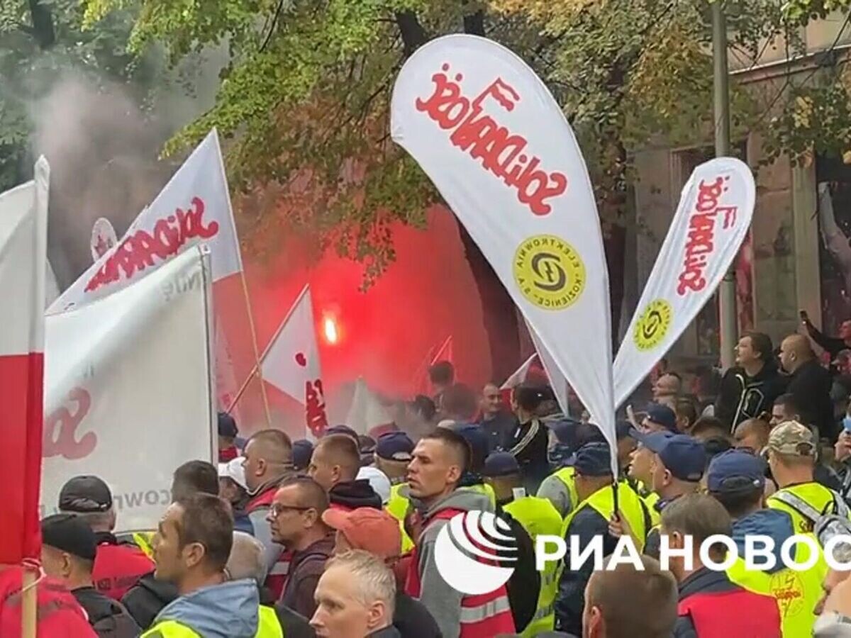    Забастовка шахтеров и энергетиков в центре Варшавы с требованием повысить зарплаты© РИА Новости