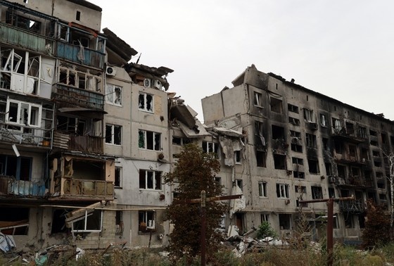    Разрушенный в результате боевых действий многоквартирный жилой дом в освобожденной Красногоровке Донецкой Народной Республики