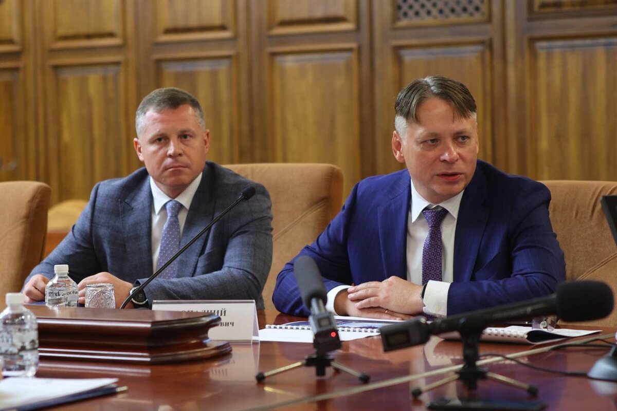  Председатель Правления Системного оператора Федор Опадчий (справа) рассказывает о развитии энергосистемы Хабаровского края