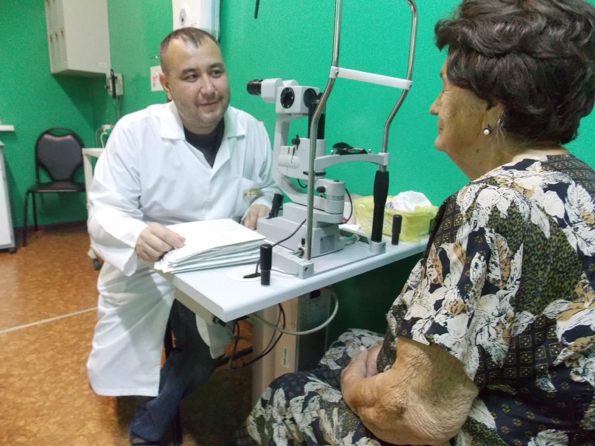 Алексей Агафонов ведет прием очередного пациента.