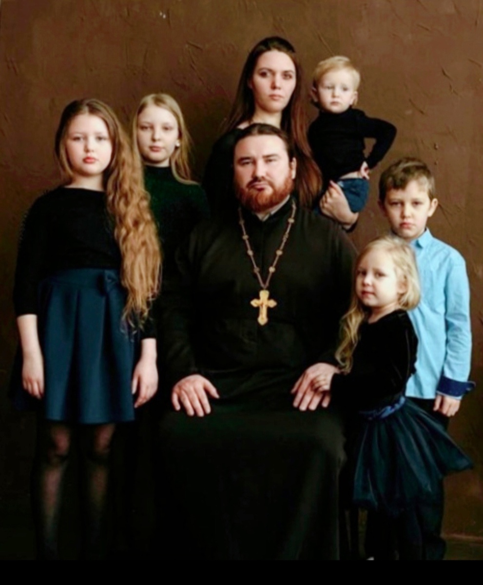Протоиерей Пётр Гурьянов со своей семьей.